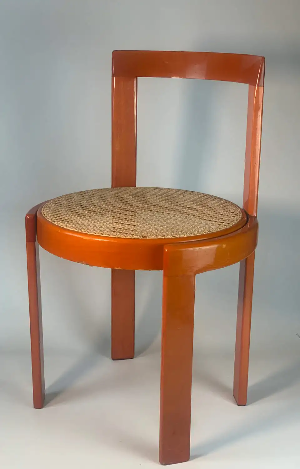 Chaise chinée et restaurée. Vintage des année 70 avec une assise en cannage 