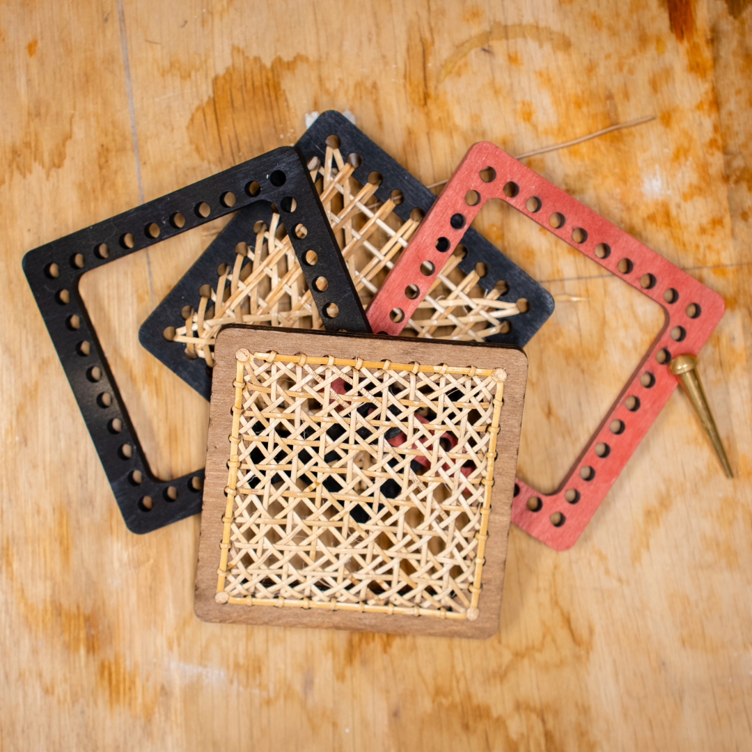 Photo des dessous de verre réalisé durant l'incitation au cannage dans mon atelier lillois.