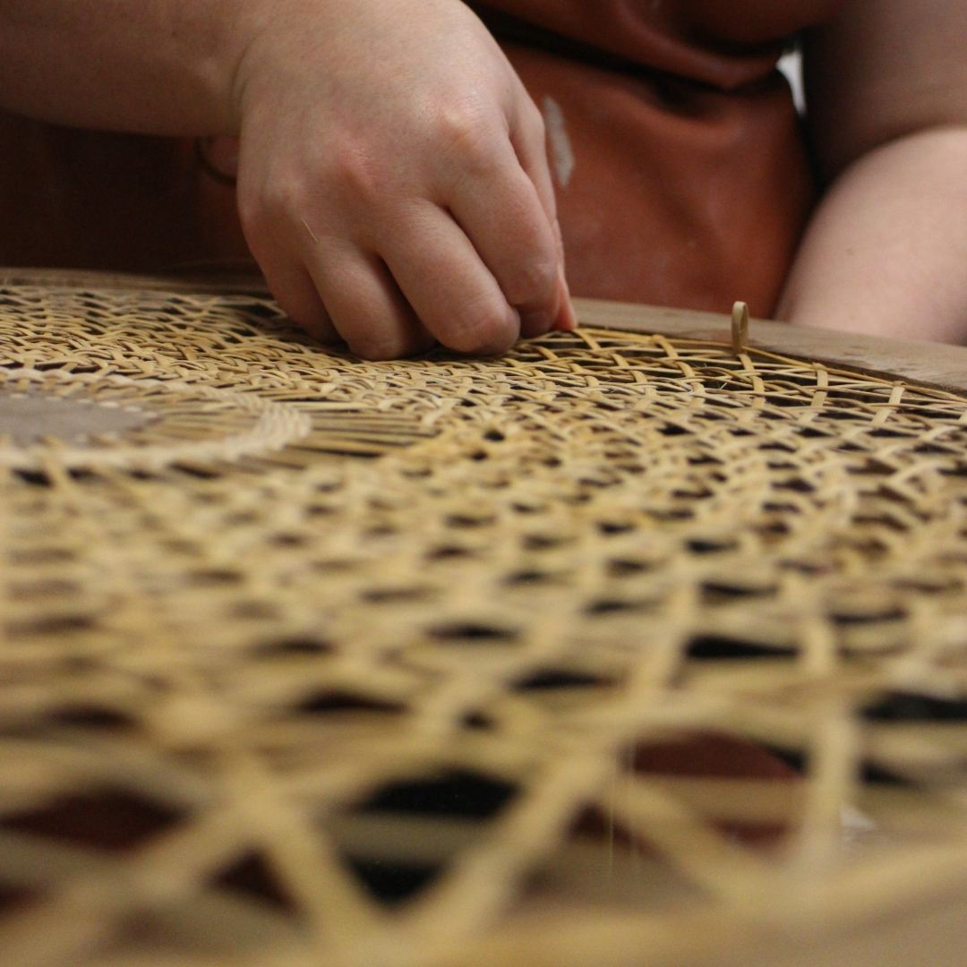 Photo d'un cannage soleil en train d'être tissé